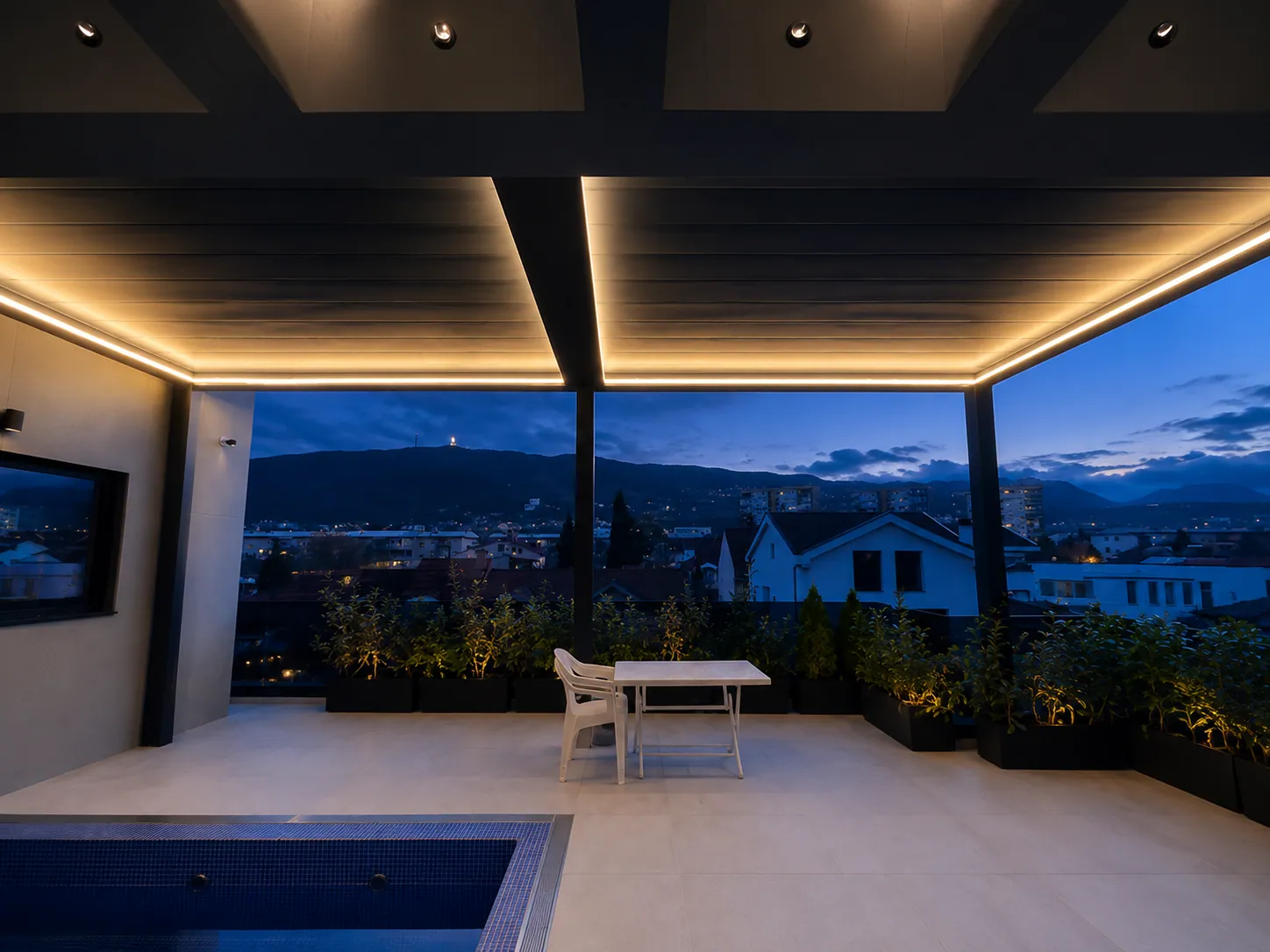 Lamellendach auf einer Dachterrasse in der Abenddämmerung mit LED-Beleuchtung und Stadtblick