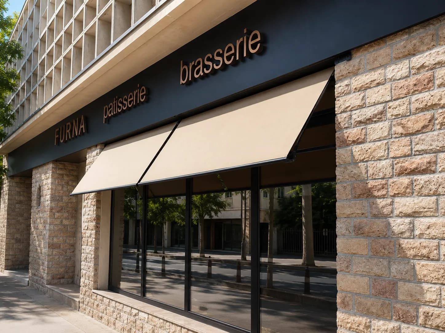 Markise über dem Eingang einer Brasserie mit Natursteinfassade
