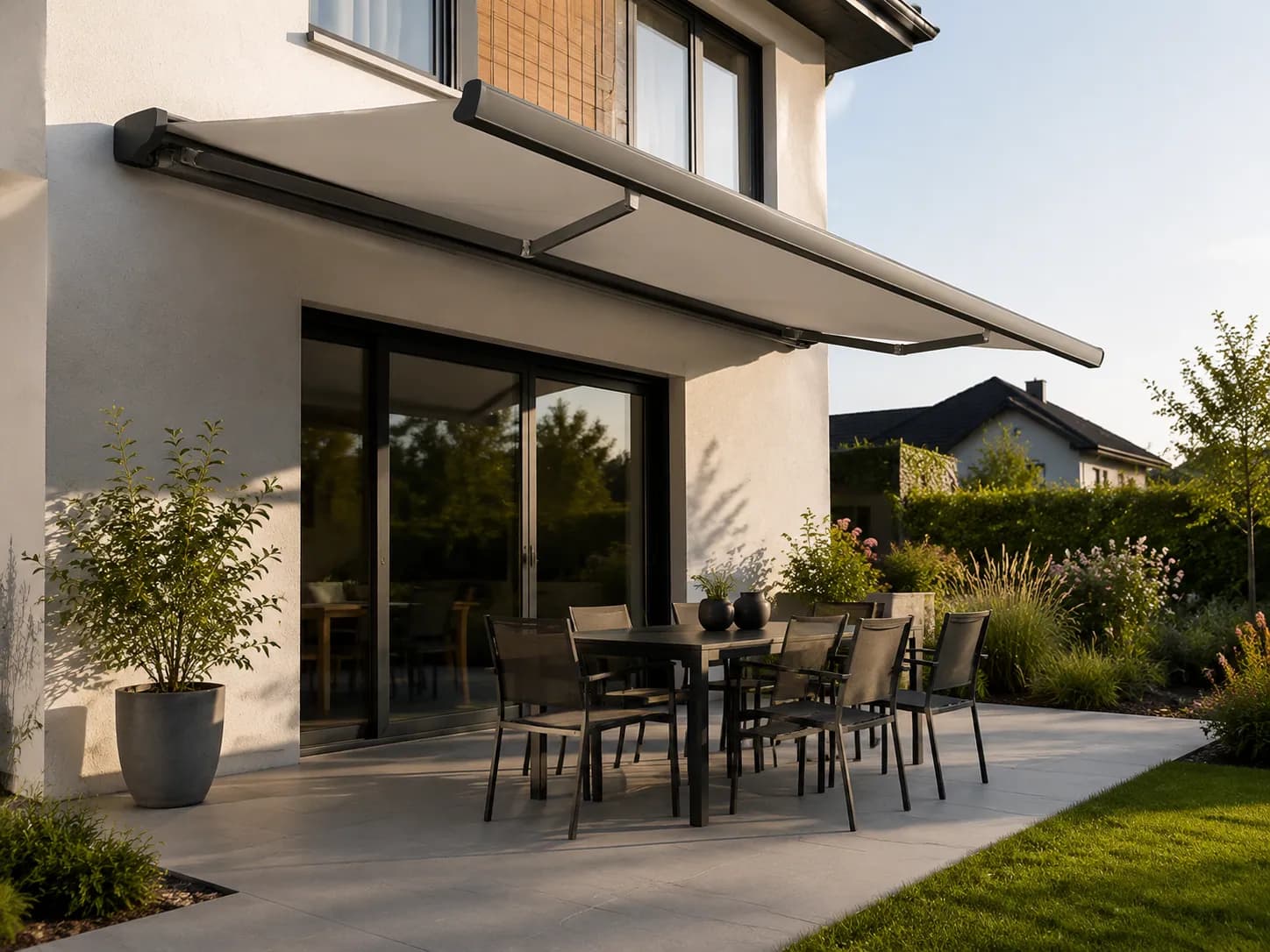 Visualisierung: Kassettenmarkise über einem Essplatz auf der Terrasse eines Wohnhauses