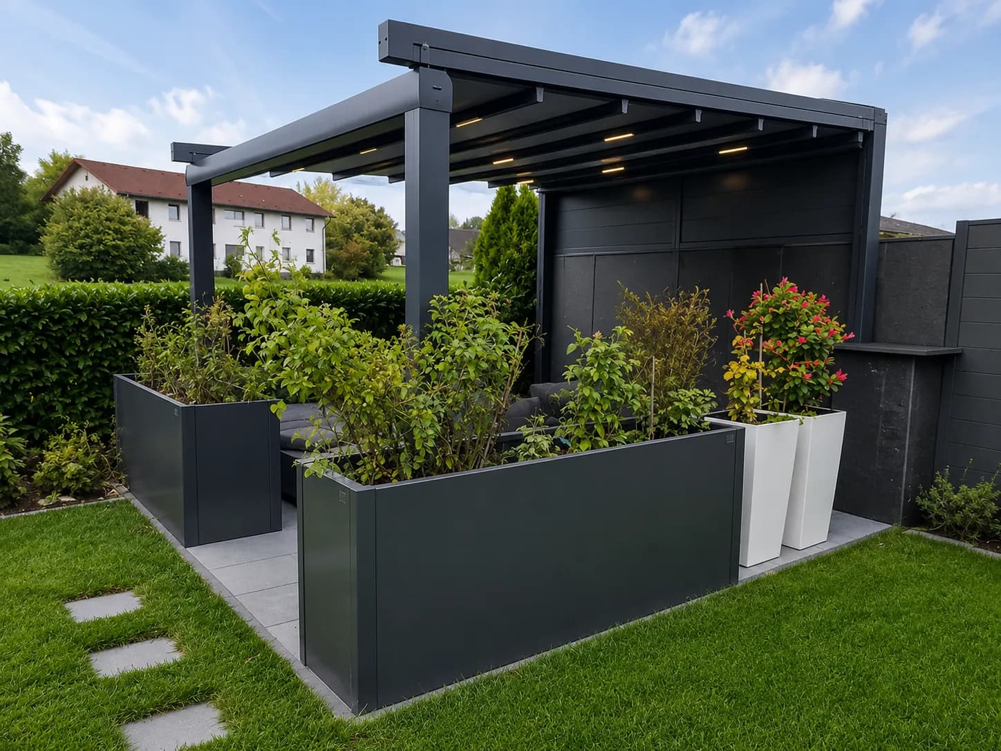 Freistehende Pergola im Garten mit Pflanzkübeln und Sichtschutz