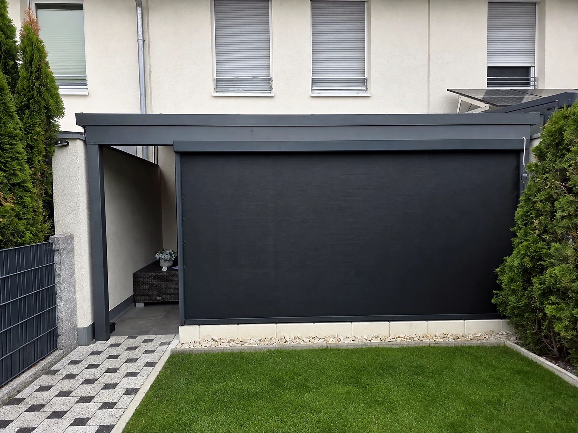 Senkrechtmarkise an einer Terrassenüberdachung, Blick vom Garten