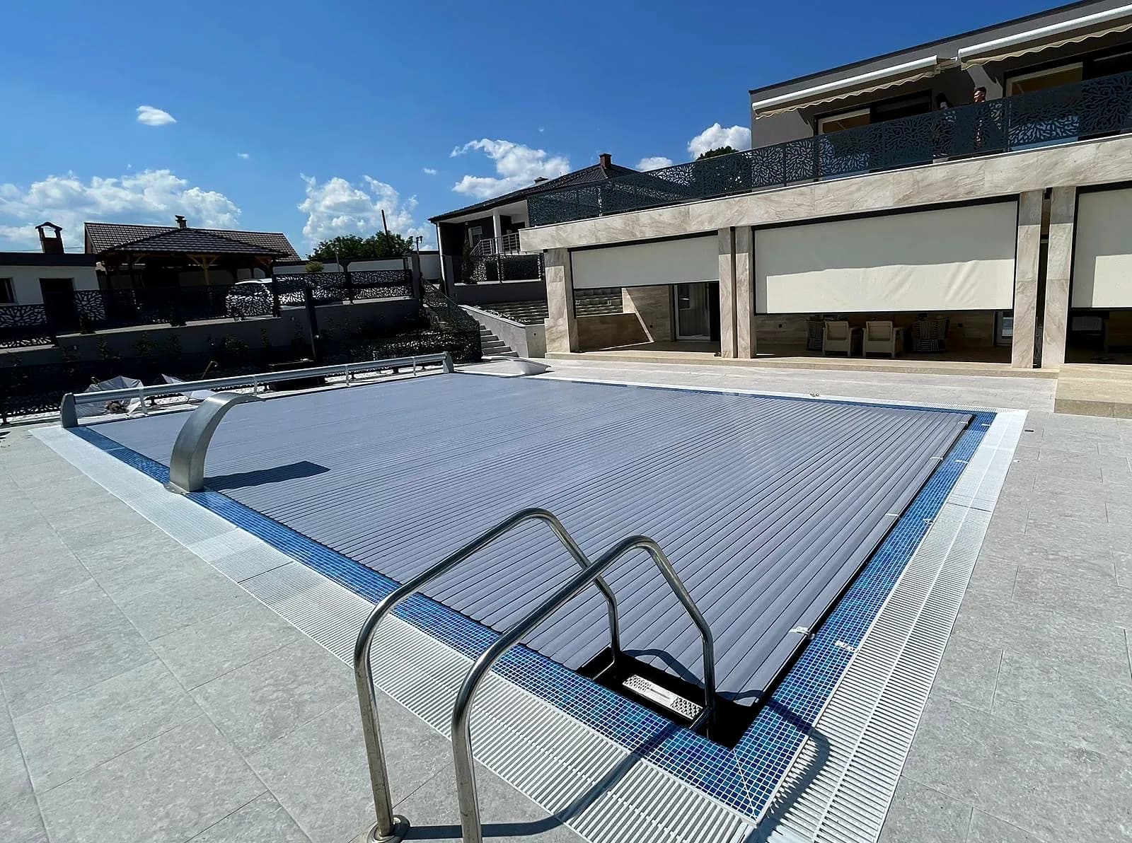 Elektrische Poolabdeckung mit Lamellen, Detailansicht