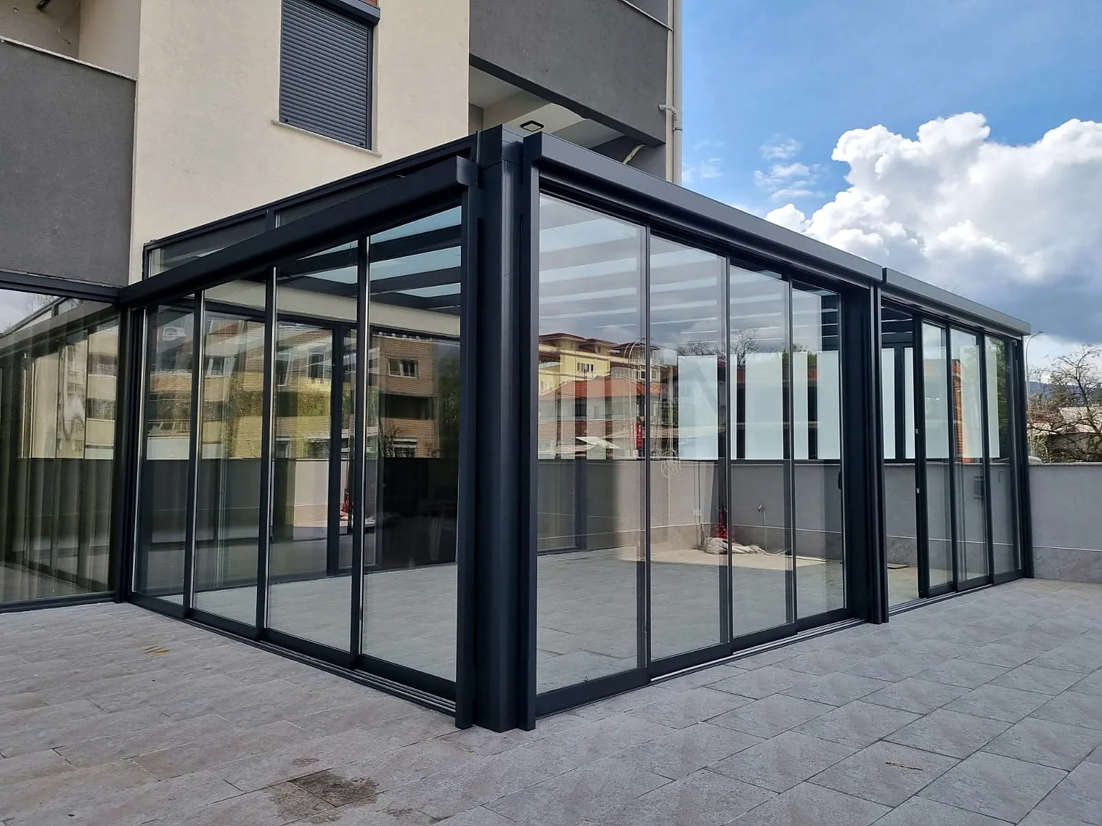 Glashaus mit Schiebeelementen auf einer Dachterrasse