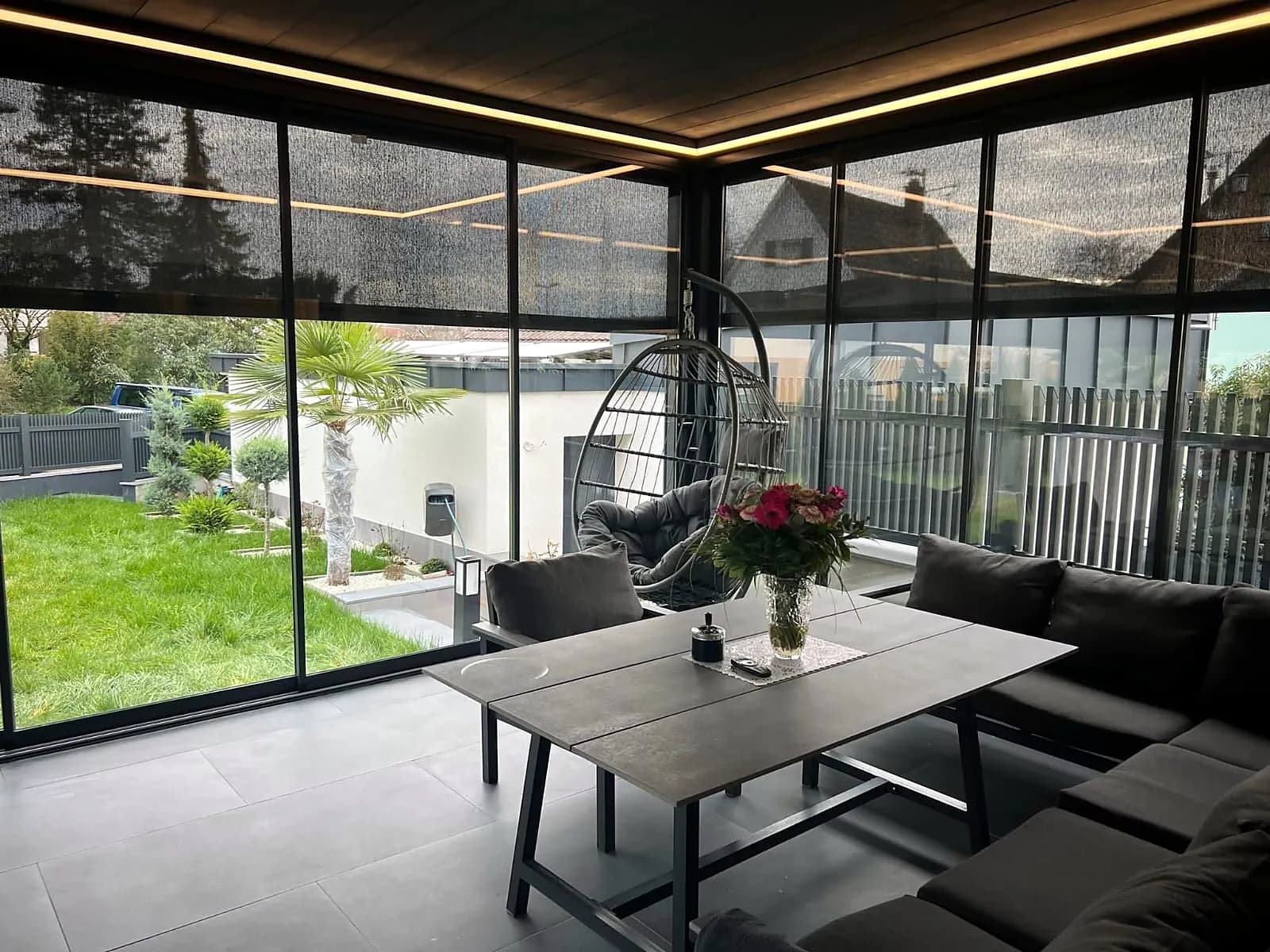Sommergarten innen mit LED-Lichtlinien im Dach, Lounge und Hängesessel